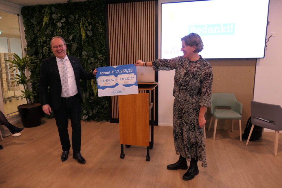 De cheque met de opbrengst